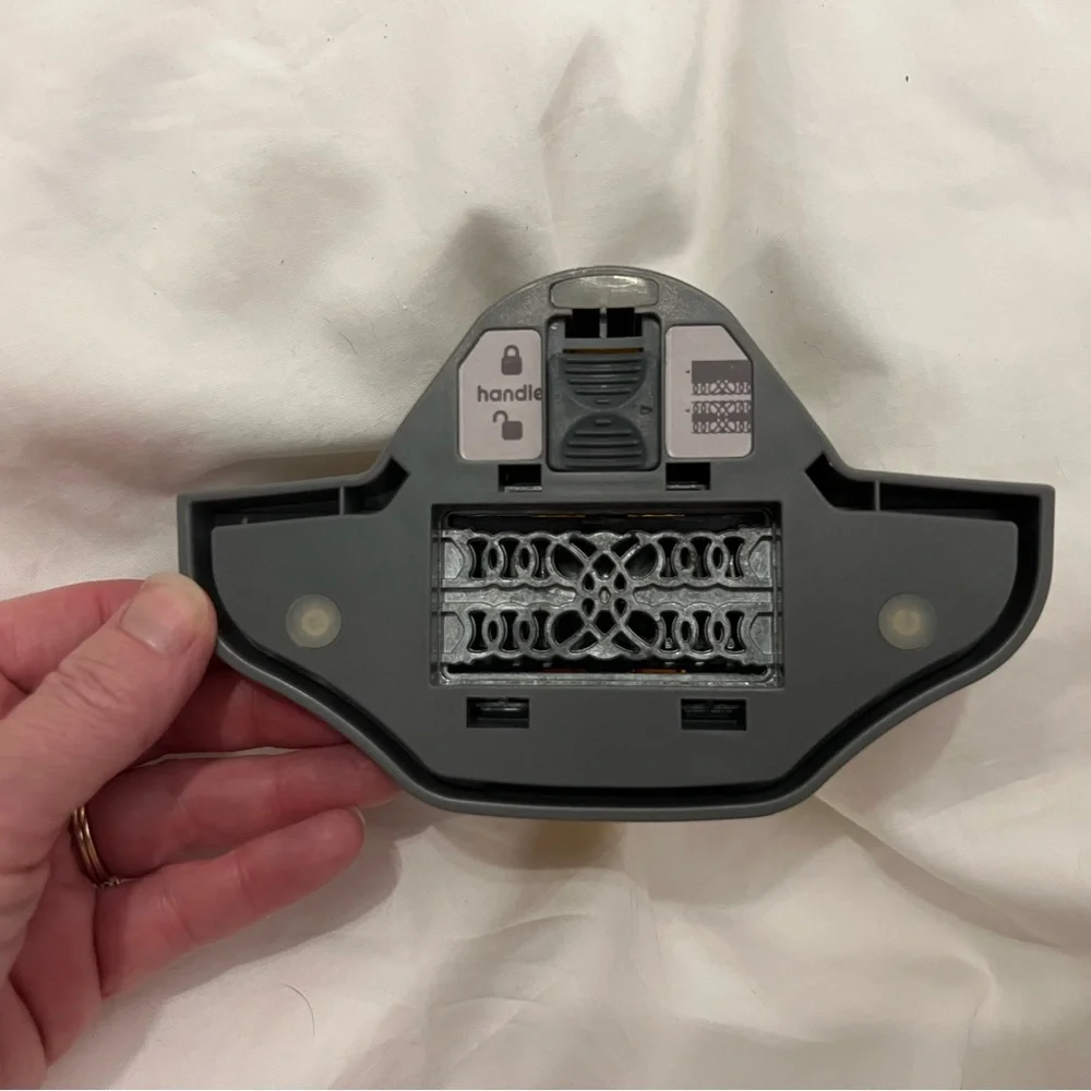 We R Memory Keepers Loop Border Edge Adjustable Paper Punch - Picture 3 of 3